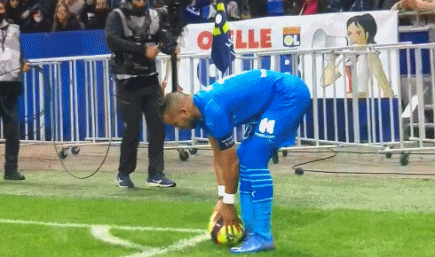 状态火热！穆雷首节6中4得到10分2篮板1助攻（穆雷开局火力全开：首节6投4中拿下10分2篮板1助攻）