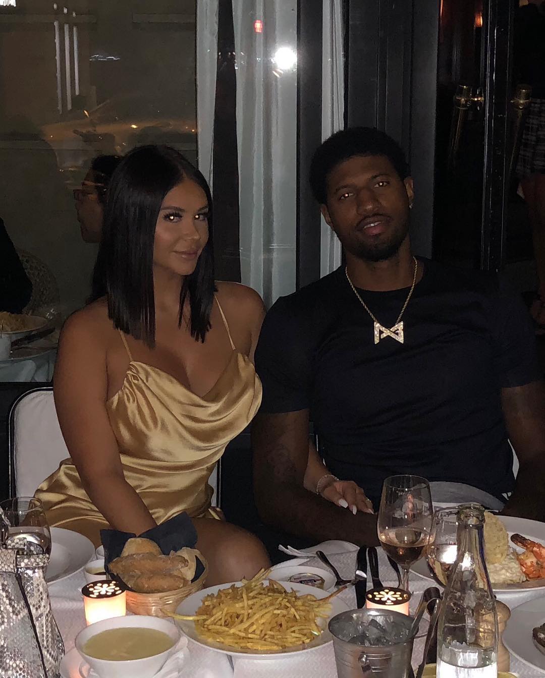 英媒：为抵抗巴萨的兴趣，拜仁将为凯恩提供一份打破限制政策的合同（英媒称为抗衡巴萨追求，拜仁将向凯恩开出打破薪资政策的合同）