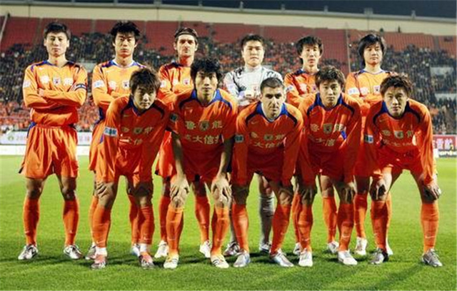 阿斯：皇马绝不会通过竞价来引援中卫，专注于合同到期的球员（阿斯报：皇马不参与中卫竞价，锁定合同到期球员）