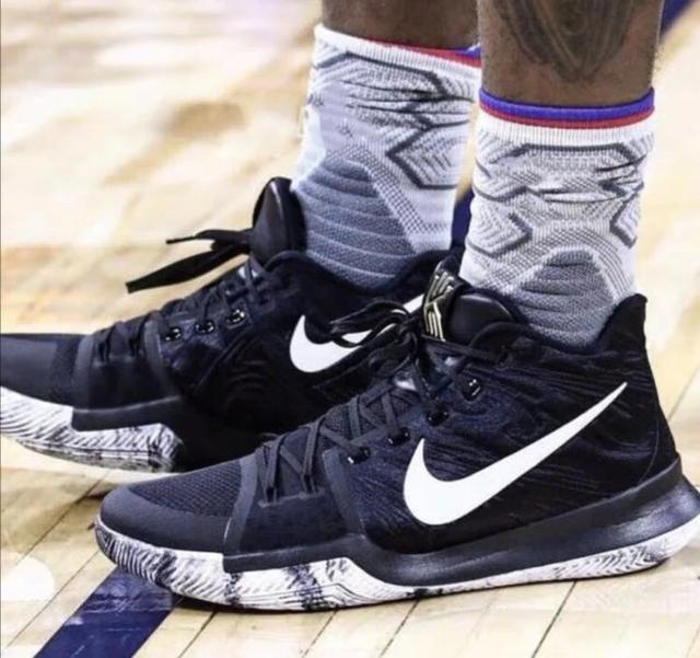 大罗与阿尔卡拉斯切磋网球，还赠送其签名巴西球衣（大罗与阿尔卡拉斯网球过招，亲赠签名巴西队球衣）