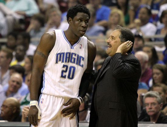 连输埃因霍温、本菲卡，那不勒斯队史首次遭遇欧冠客场连败（先后负于埃因霍温、本菲卡，那不勒斯队史首次在欧冠客场吞下两连败）