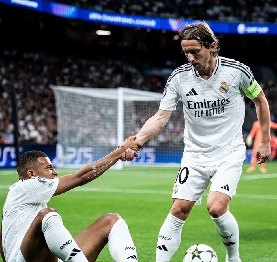 队报评法甲第14轮最佳阵：托万助朗斯登顶领衔，巴黎无人入选（队报评选法甲第14轮最佳阵容：托万引领朗斯登顶，巴黎无一入围）