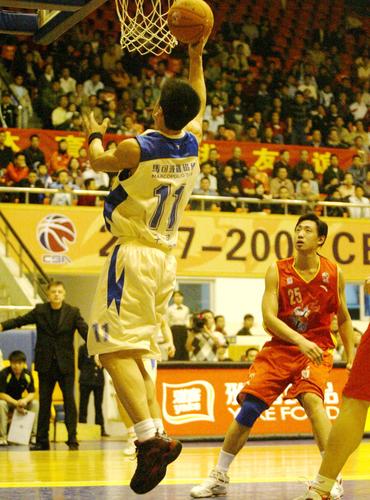 被赠送云达不莱梅印有8号的球衣，克罗斯：这是合同报价吗（获赠云达不莱梅8号战袍，克罗斯调侃：这算报价吗？）