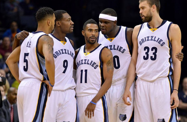 曼联、利物浦近五轮各1胜，英超积分榜曼联积22分，领先利物浦。（曼联利物浦近五轮各仅一胜，英超积分曼联22分暂压利物浦）