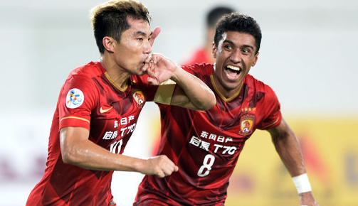 穆罕默德·萨拉赫因表现不佳和言论引发争议，被利物浦球迷认为职业生涯已结束，可能告别俱乐部。（状态低迷与言论风波，萨拉赫遭利物浦球迷视为生涯将尽，或告别红军）